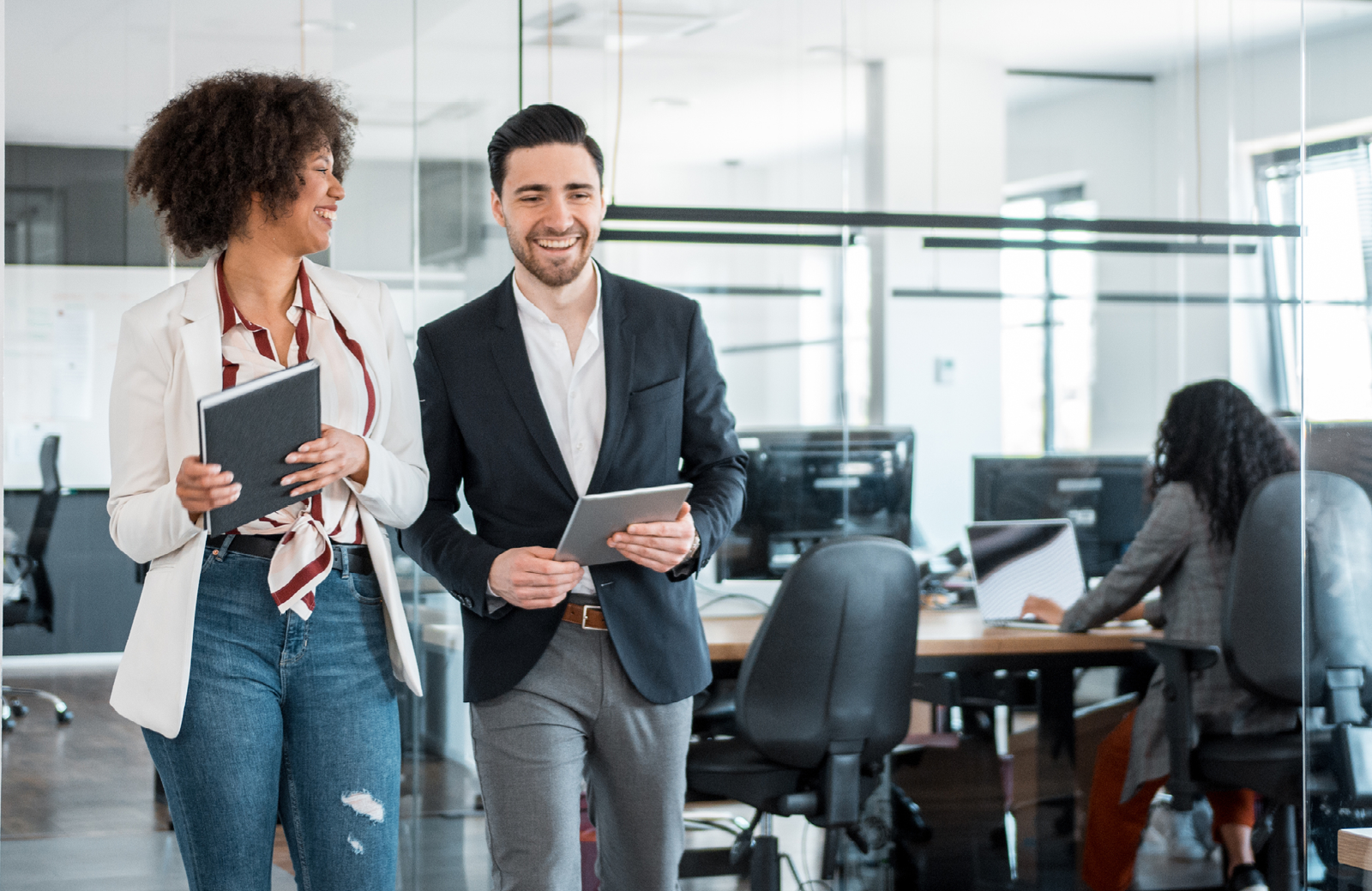 employees-walking-together