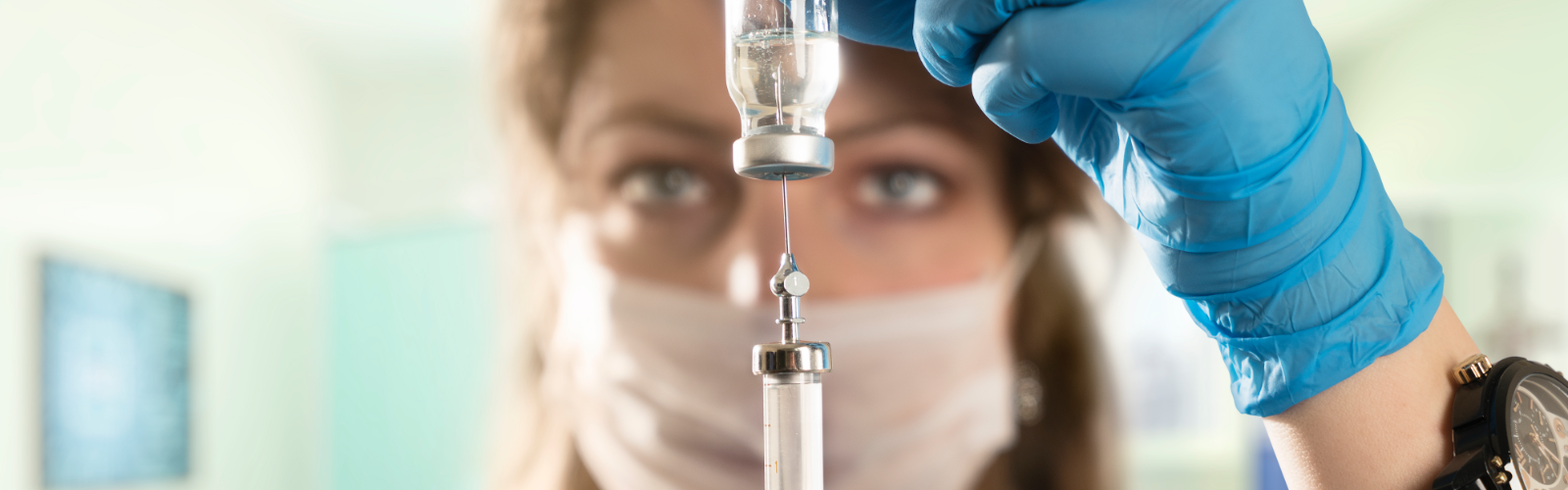 Doctor drawing pharmaceutical drug